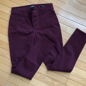 Nine West pull on skinny pant in wine. Size 4